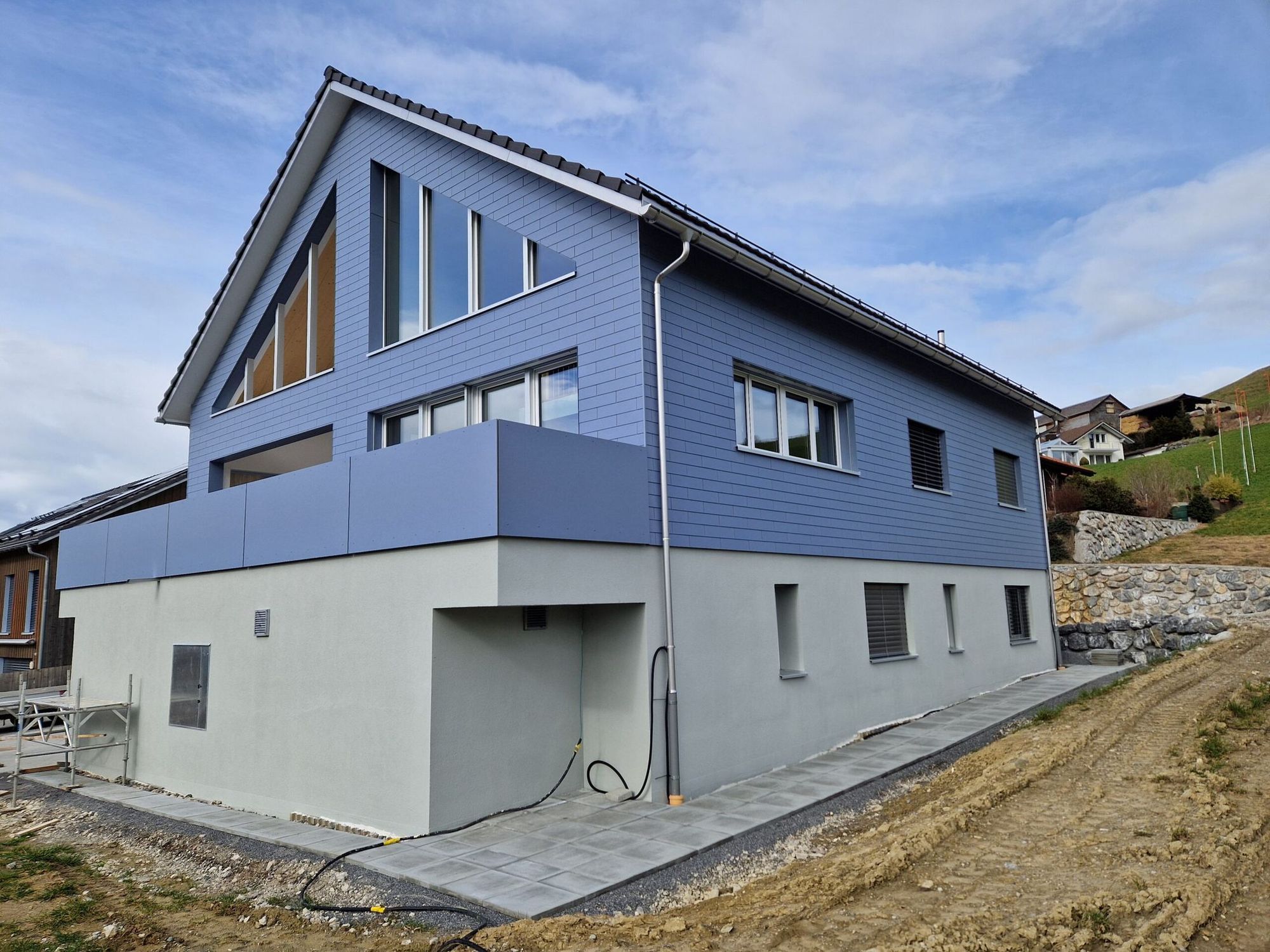 Einfamilienhaus mit blauer Fassade