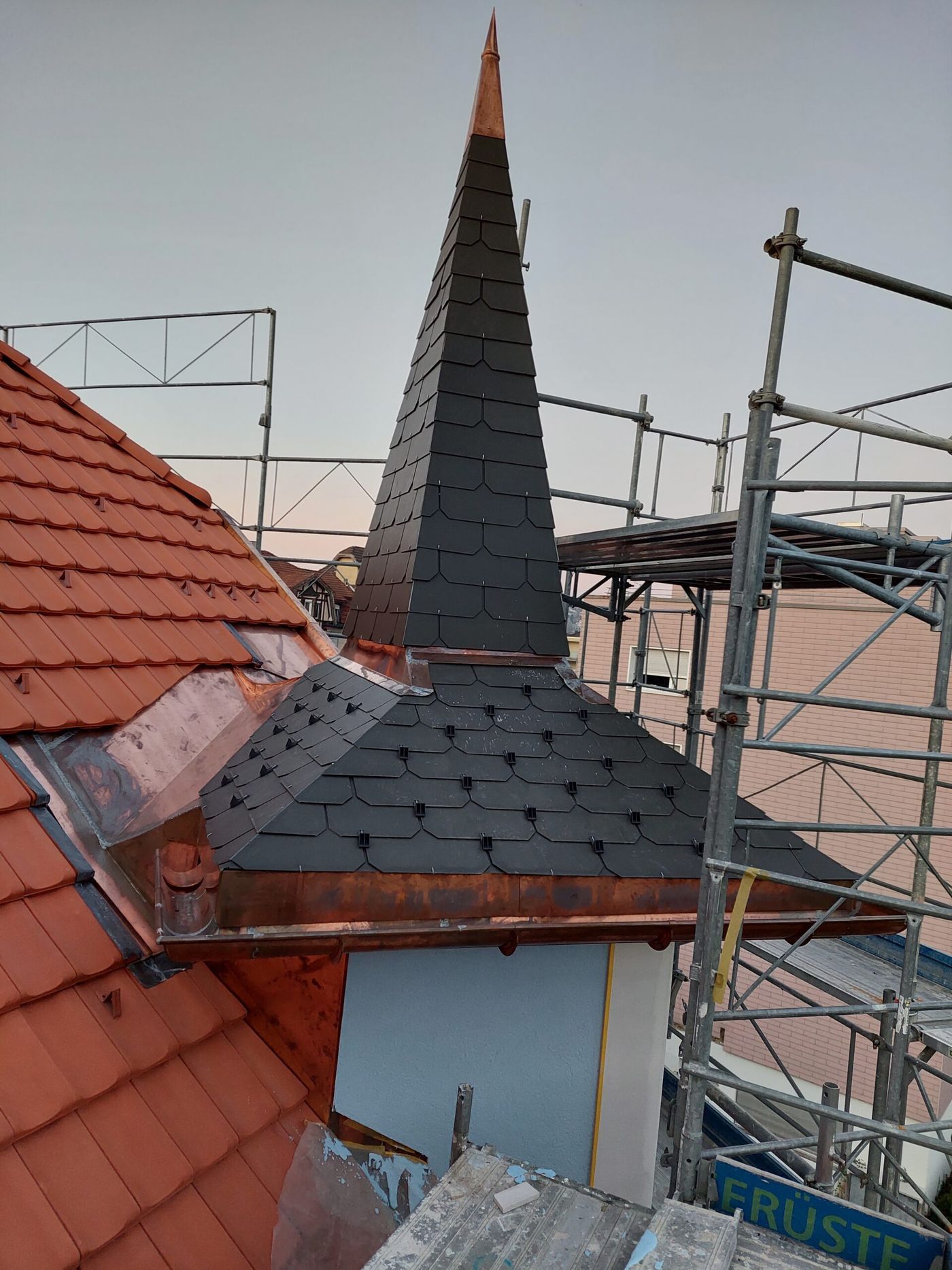 Turmspitze auf einem Steildach