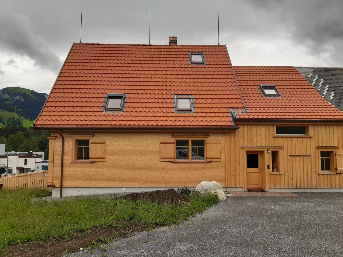 Holzhaus mit Ziegeldach