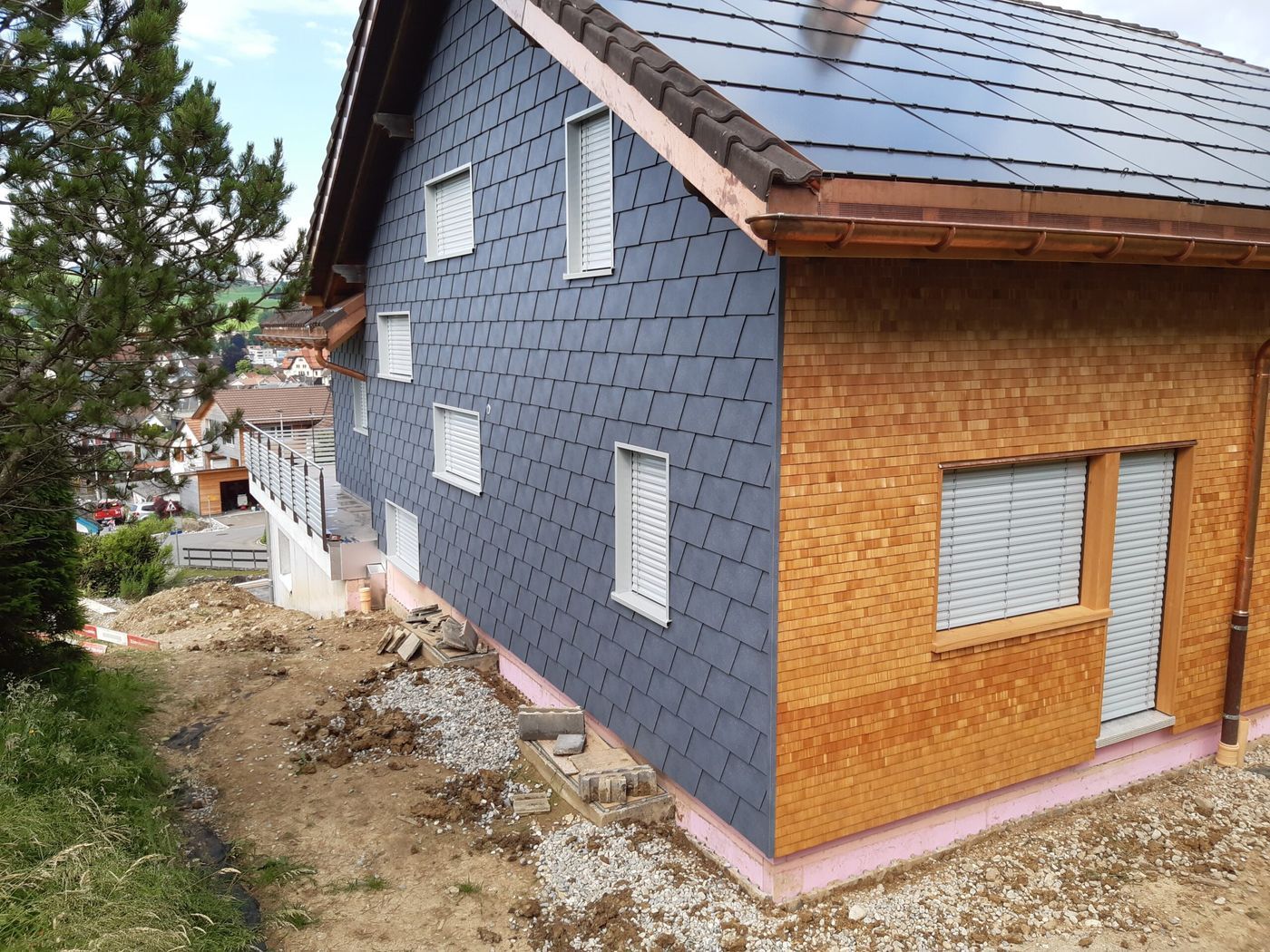 Holzhaus mit Schieferfassade und Spenglerarbeiten